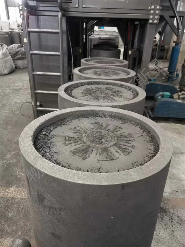 石墨化坩堝投料設備，坩堝壓實設備，艾奇遜爐投料設備，石墨化吸料小車，石墨化投料小車，石墨化高溫吸料系統(tǒng)